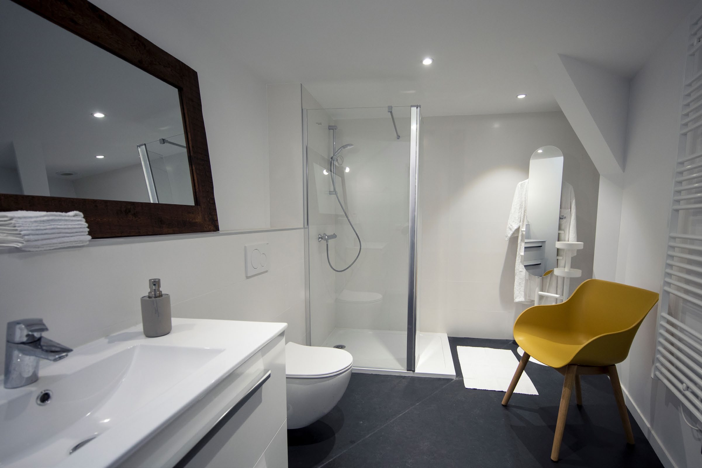 Salle d'eau avec douche