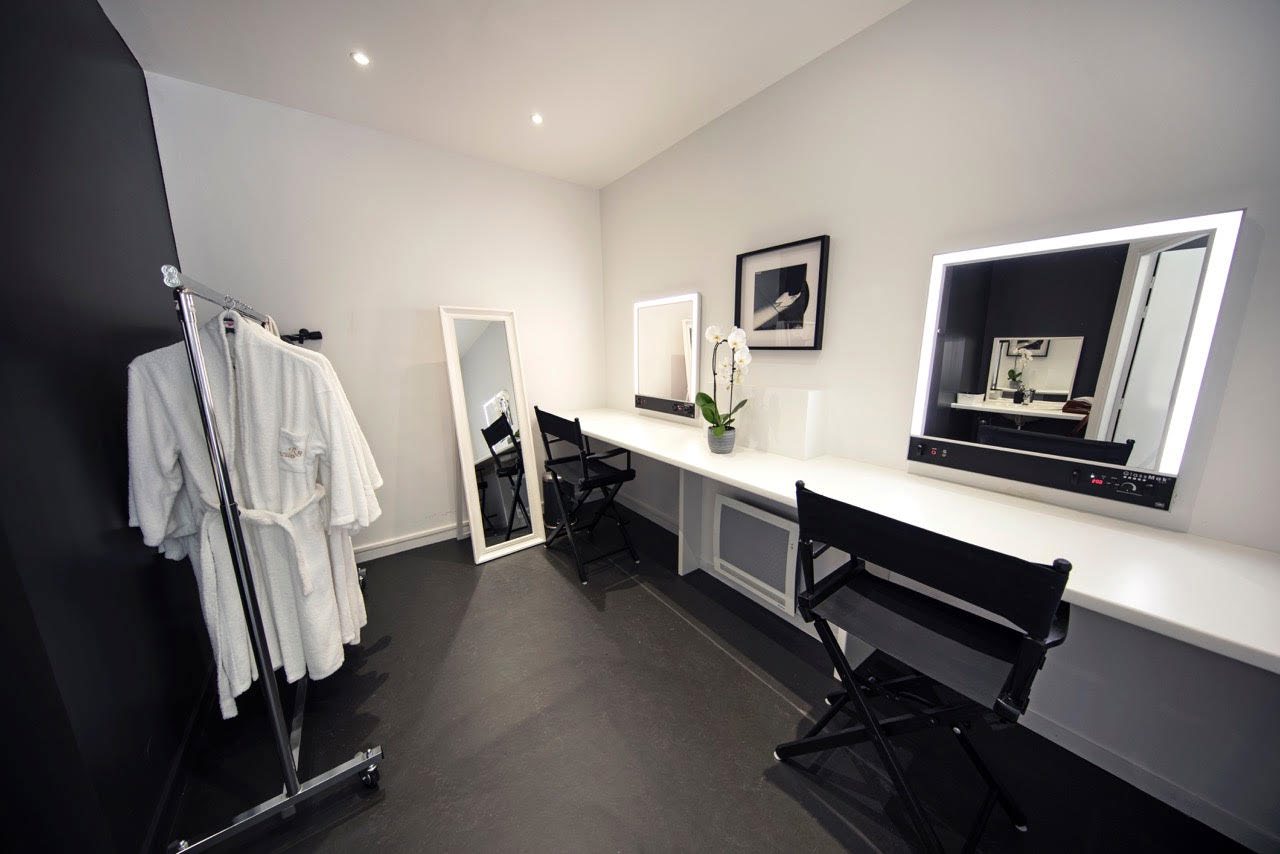 Loge maquillage, miroirs lumineux et portant